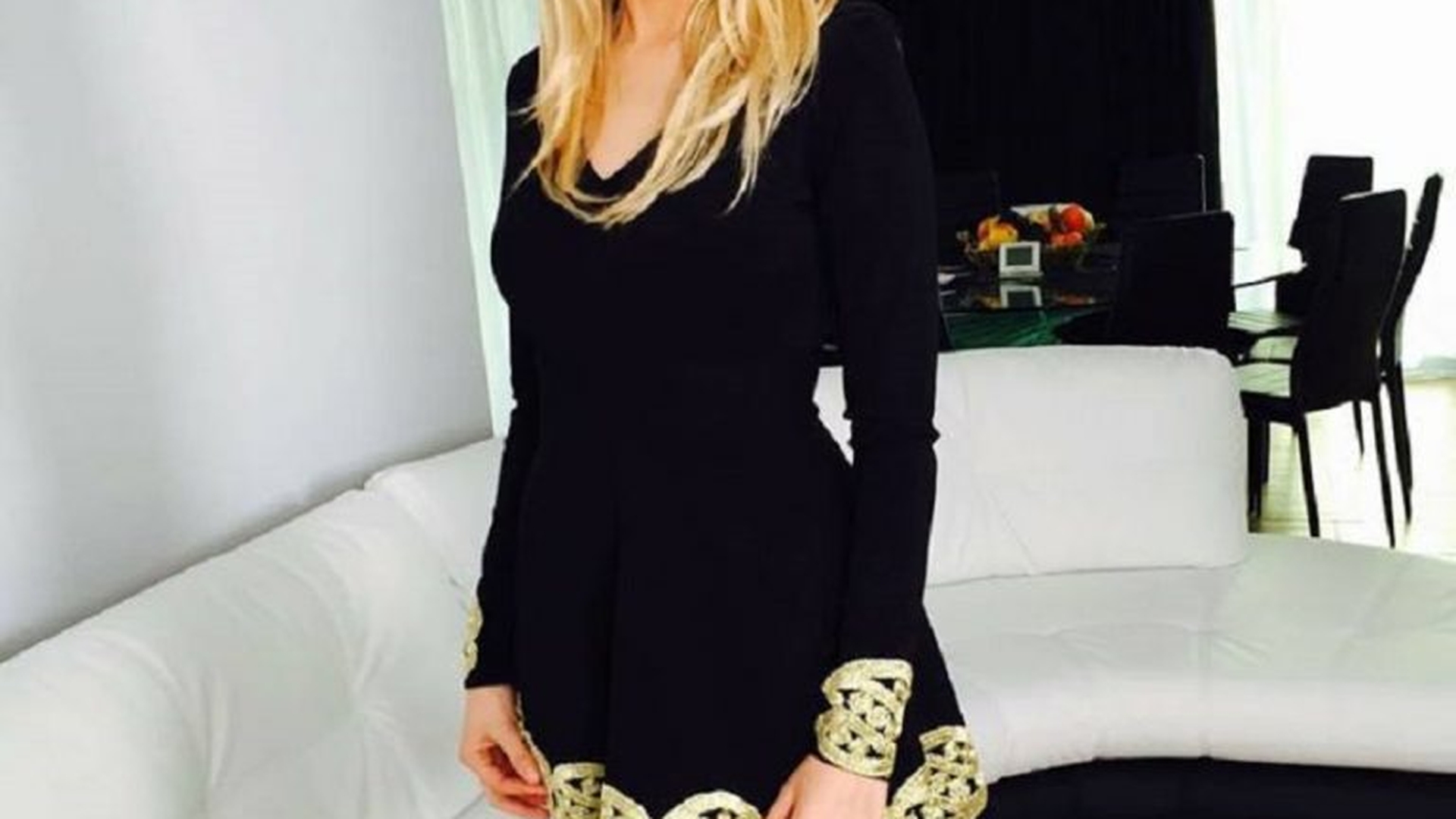 Tensiune la apartamentul din București unde a locuit Denisa Răducu. Vecinii artistei, deranjați de un obicei macabru al familiei. “Totul trebuie să rămână la fel!”