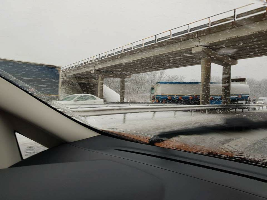 Circulaţie îngreunată pe A1, din cauza unor accidente şi a ninsorii
