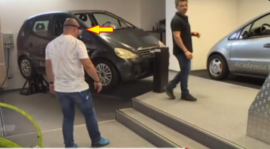 Demonstraţie cu ochelarii care simulează o alcoolemie de 2 în sânge © captură video PRO TV