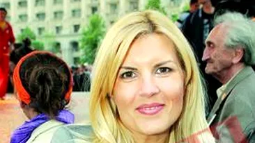 Elena Udrea candideaza la Bucuresti, Elena Basescu mai reflecteaza