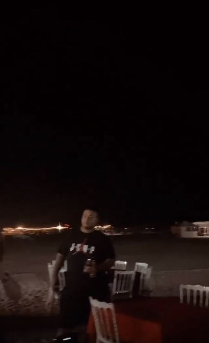 Karmen, apariție sexy și senzuală într-un club din Mamaia! Într-o rochie mulată și foarte scurtă, a fost filmată când și-a atins soțul în zona intimă