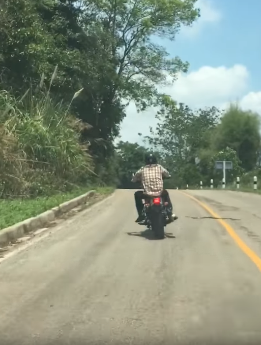 Acest motociclist a fost atacat de către un şarpe care parcă „zboară“ spre el, iar imaginile au devenit virale instant!