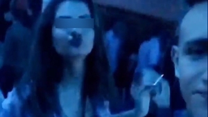 Imagini scandaloase. A băut şi a dansat pe mese, în timp ce tatăl ei e dărâmat în arest!