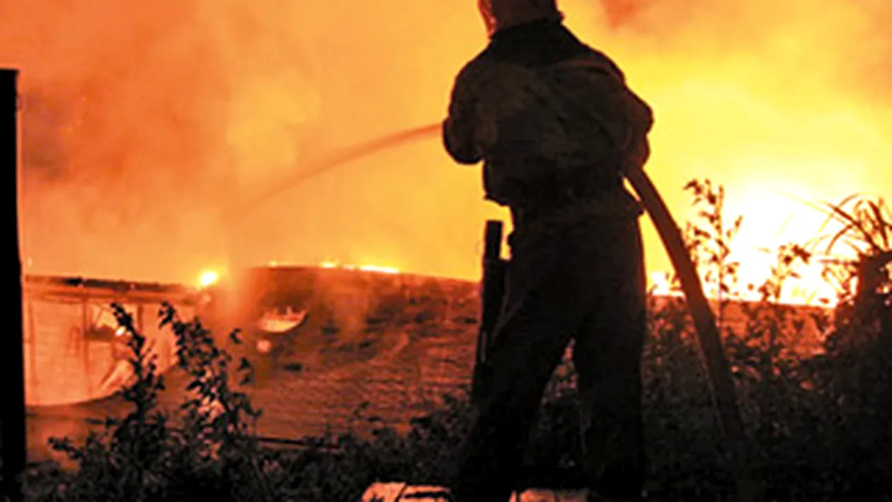 Trei case din Targoviste, afectate de un incendiu puternic