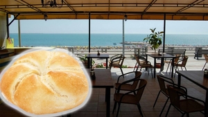 În Eforie Nord, pâinea e mai scumpă decât carnea! Câți lei costă o simplă chiflă, într-un restaurant din celebra stațiune românească