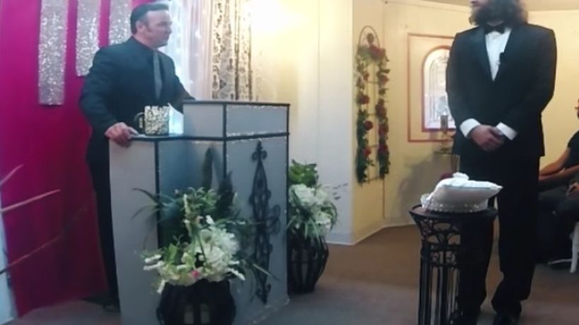 Îşi iubeşte telefonul mobil atât de mult, încât s-a însurat cu el! Gestul la care a recurs acest bărbat te va lăsa fără cuvinte