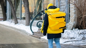 Salariu curier Glovo 2026. Cât încasează în fiecare lună în funcție de orele lucrate