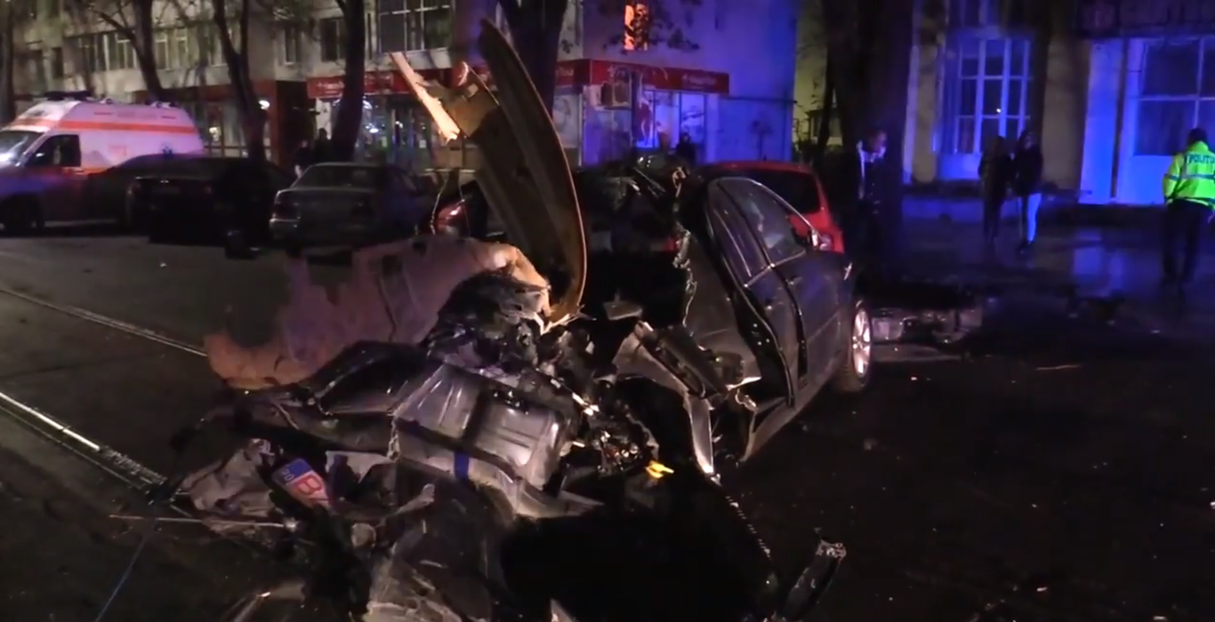 Accident înfiorător în Brăila. Șoferul unui BMW, proiectat pe șosea după ce a pierdut controlul volanului și a făcut prăpăd. Bărbatul de 23 de ani, în comă la spital