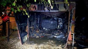 Clipe de infern în Prahova! O mașină și două garaje s-au făcut scrum în urma unui incendiu devastator