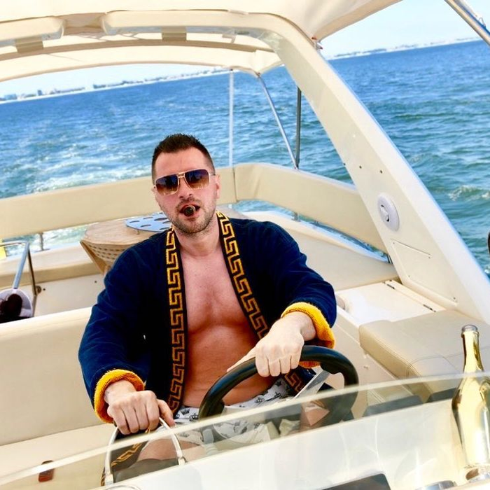Cum a ajuns să arate Fizz, artistul care înnebunea România cu melodia „Am nevoie”. Are 44 de ani și stă mai mult în străinătate