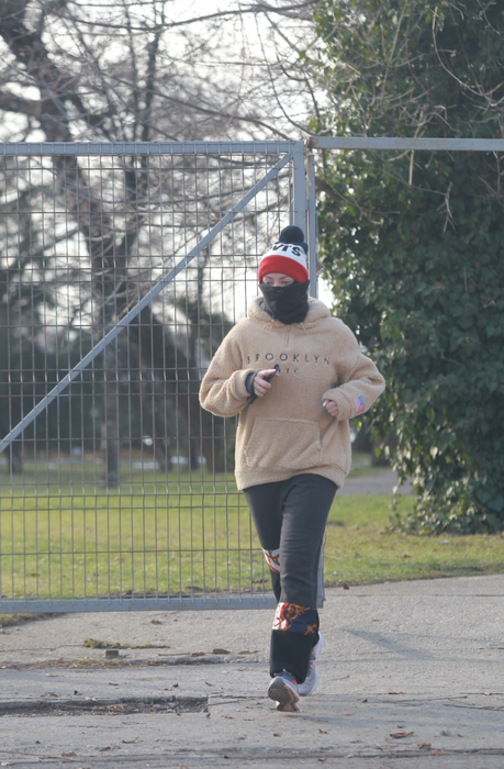 Delia, alergând prin parc camuflată
