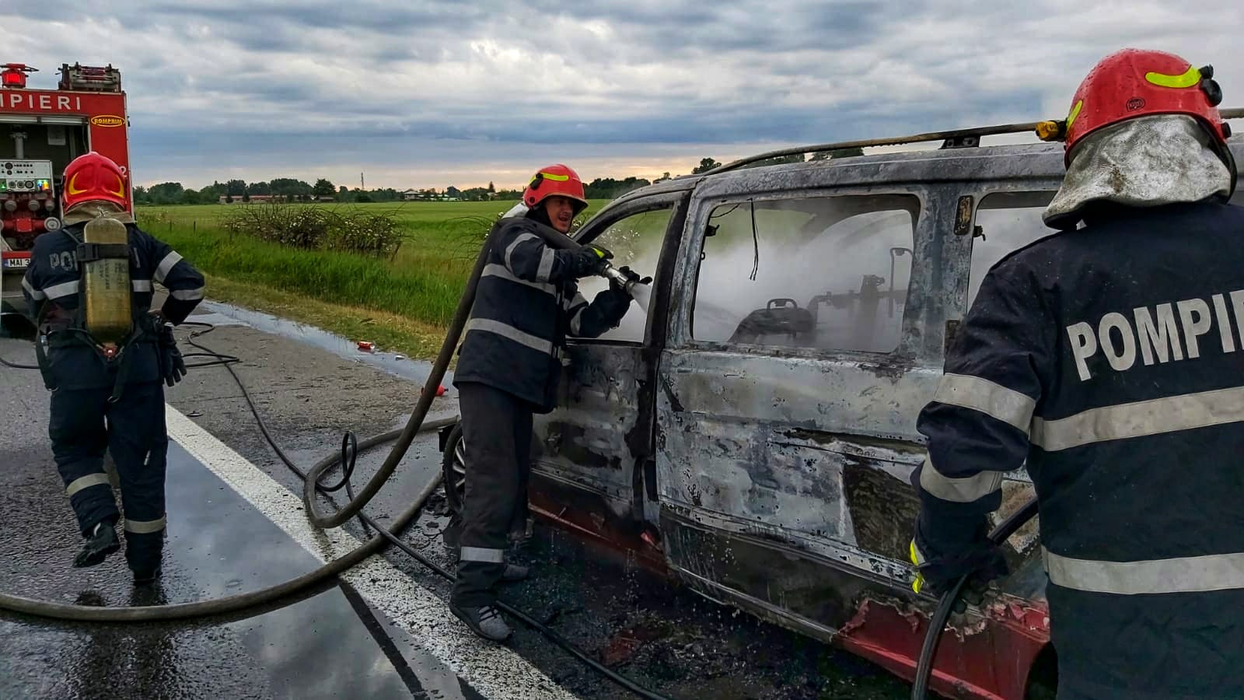 Microbuz plin cu oameni, în flăcări pe A1. Incendiul a izbucnit de la un scurtcircuit. FOTO