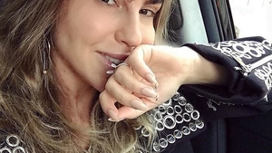 Corina Bud a petrecut Paştele în Satu Mare. Cum s-a îmbrăcat cântăreaţa. Fotografie de colecţie