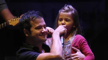 Laurentiu Duta nu-si mai incape in piele de mandrie. Fiica fostului 3SudEst ii canta piesele si se descurca perfect pe scena