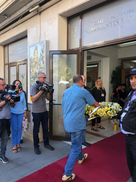 Pregătiri la Teatrul "Constantin Tănase", în așteptarea sicriului cu rămășițele pământești ale lui Alexandru Arșinel (Foto: CANCAN.RO)