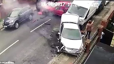 Accident spectaculos! A distrus 5 mașini, apoi a fugit și a anunțat Poliția că i-a fost furat autoturismul! Cum a fost prins șoferul și ce a pățit