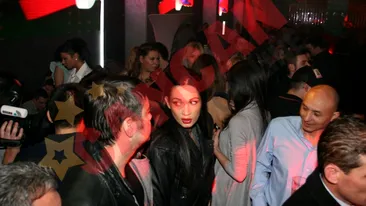 Zsolt Csergo a supravegheat-o pe Nicoleta Luciu, la o prezentare de moda, in picioare