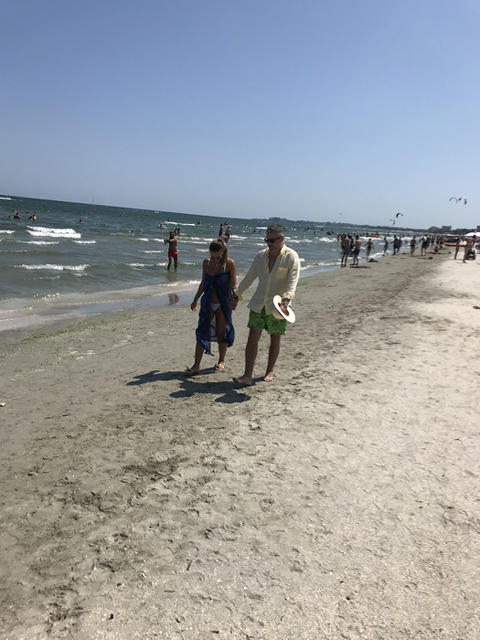 Donjuanul și noua iubită au mers pe malul mării, ținându-se de mână