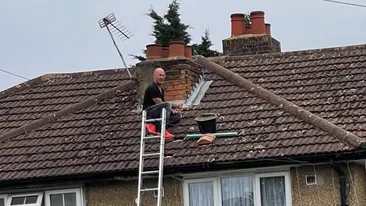 Muzician celebru, ajuns să trăiască din pus țigle pe acoperiș: Când vin la petreceri cu duba, prietenii bogați îmi zic că ar vrea să fie în locul meu