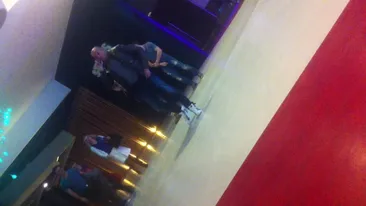 Bogdan Stelea este tinut din scurt de sotie! Iese in oras cu baietii, dar vorbeste non stop la telefon cu Mirela!