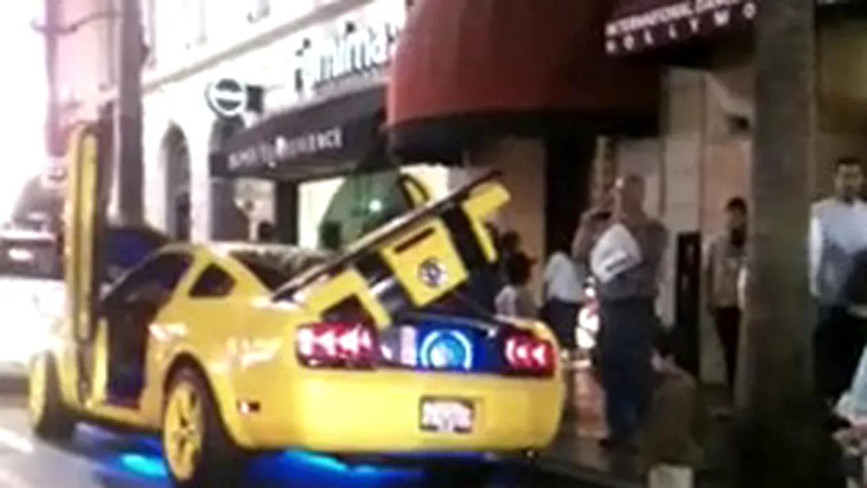 VIDEO monumental! O gasca de cocalari moldoveni face prapad in Las Vegas - Uite-i cum merg cu berile dupa ei pe strada si cum circula cu muzica data la maximum in masina