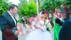 S-a insurat cu profa de pian