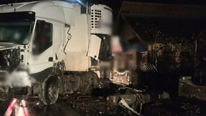 Accident teribil în Dâmbovița. Două tiruri s-au ciocnit și au rupt gardurile mai multor case