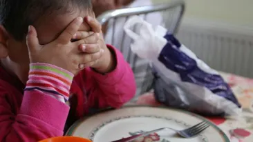 Băieţelul de la casa de copii care îşi caută o familie! Mesajul emoţionant ce a devenit viral pe Facebook:,,Îşi bagă singurel suzeta în gură….‘’