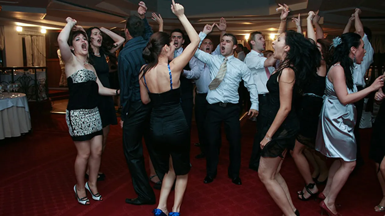 De la bal, la spital! Peste 70 de elevi şi profesori din Satu Mare, la spital cu toxiinfecţie alimentară, după banchet