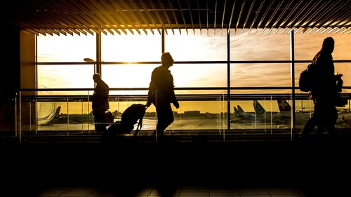 Un cetățean român a vrut să se sinucidă pe aeroportul Otopeni. A folosit o lamă pe care o ascunsese în gură