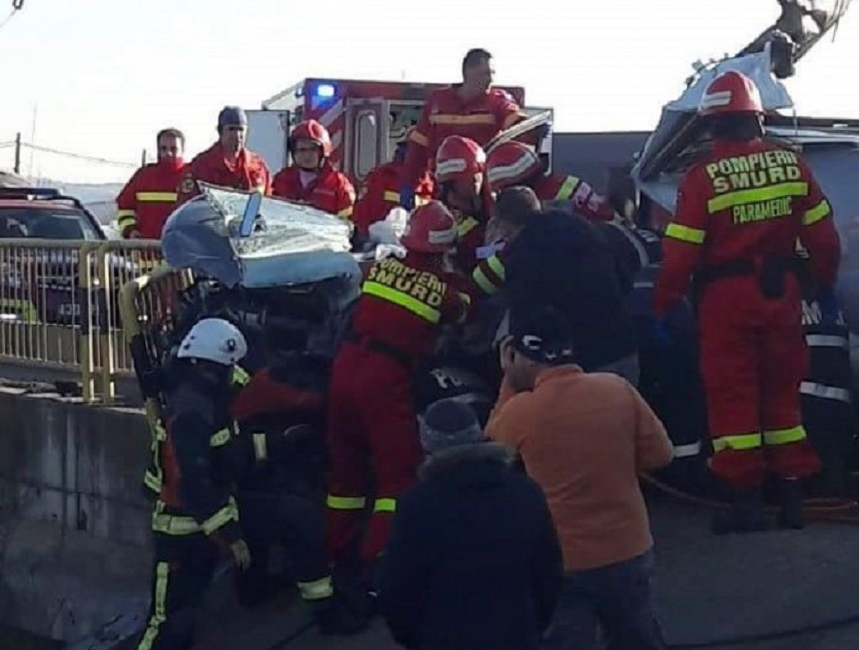 Moarte cumplită pentru un tânăr de 21 de ani. A murit strivit de un TIR, după ce a depăşit coloana de maşini pe linia continuă