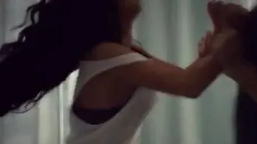 VIDEO Incredibil! Inna a fost lovita si bruscata de un barbat! Vezi ce a patit artista si cum a incercat sa se apere de loviturile lui!