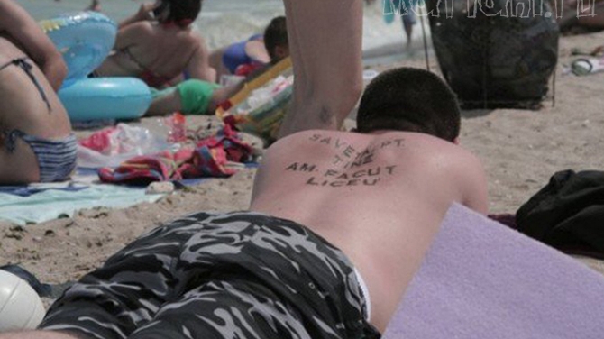Cel mai tare "tatuaj" de pe plaja! Vezi mesajul demential cu care cocalarul asta a facut pe toata lumea sa lesine de ras la mare