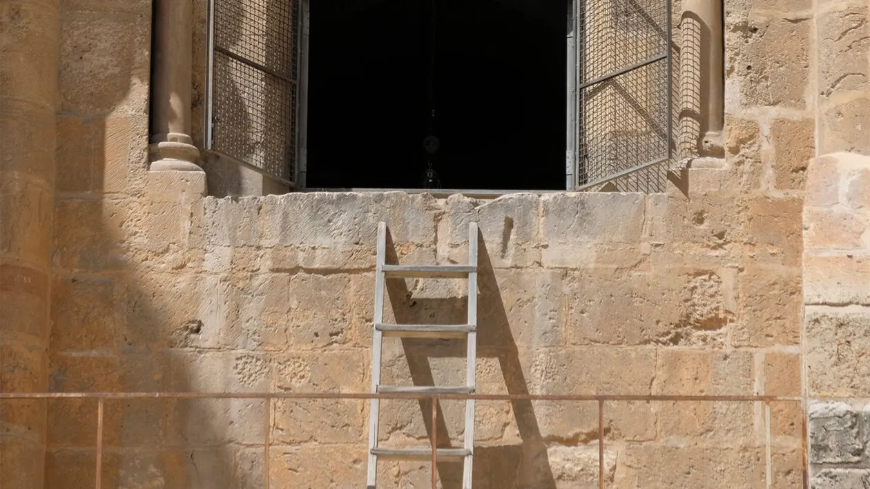 Motivul bizar pentru care scara din imagine nu a fost mutată timp de 266 de ani, din 1757 până în 2023