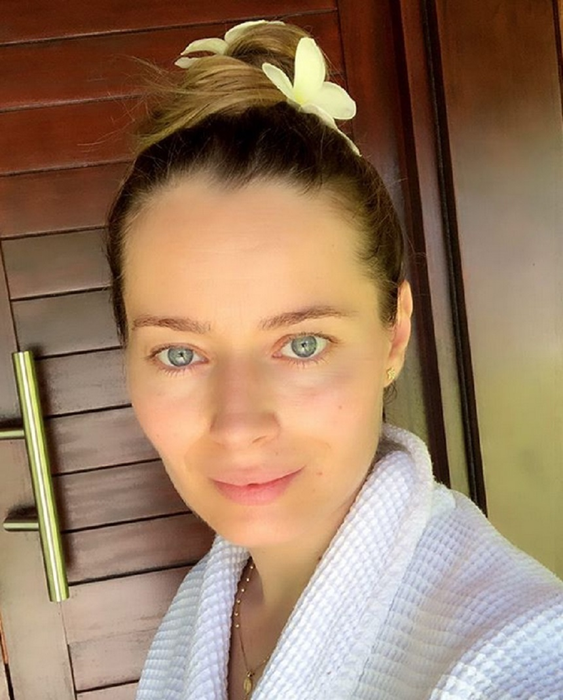 Laura Cosoi e însărcinată cu soţului ei, Cosmin Curticăpean. Sursa foto: Instagram
