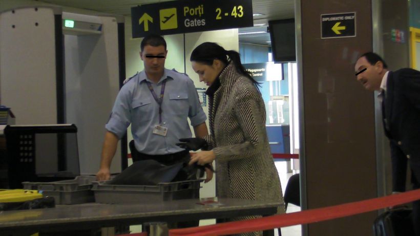 Aseara a plans in public, azi a parasit Romania. Andreea Marin a zburat in Turcia!