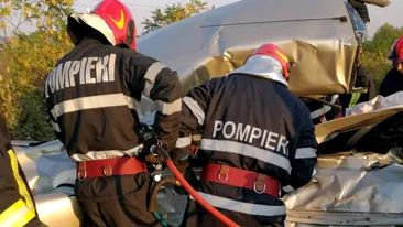 Două persoane au murit după ce maşina în care se aflau a fost lovită de un tren, în Dâmbovița