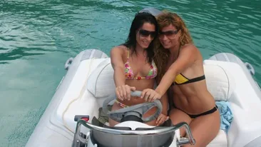 Atentie, campioane la apa! Uite-le pe gimnastele noastre cum arata in afara concursurilor. La mare, la soare…