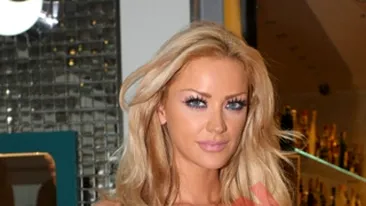 VIDEO Bianca Dragusanu a sarutat o stripteusa in emisiunea Un show pacatos