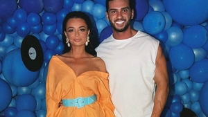 Iubita lui Dorian Popa a renunţat la sutien, şi-a ridicat tricoul şi s-a lăsat pozată într-o ipostază incitantă