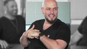 BRomania dezvăluie cum i-a reacționat iubita la scenele fierbinți din “Teambuilding”: “Norocul meu a fost că...”