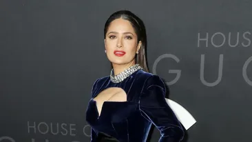 Salma Hayek șochează din nou! Cum a apărut la premiera filmului House of Gucci