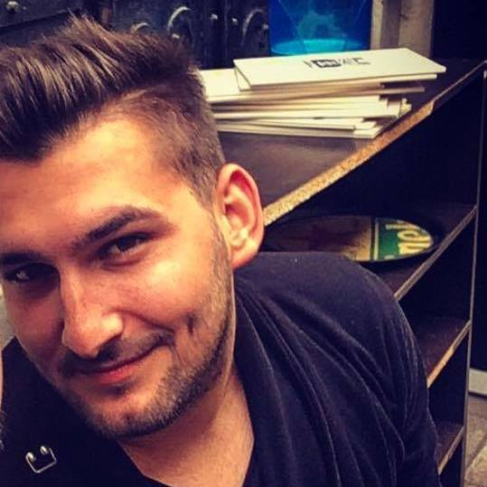 S-a logodit! Un băiat de oraş şi-a cerut iubita de soţie