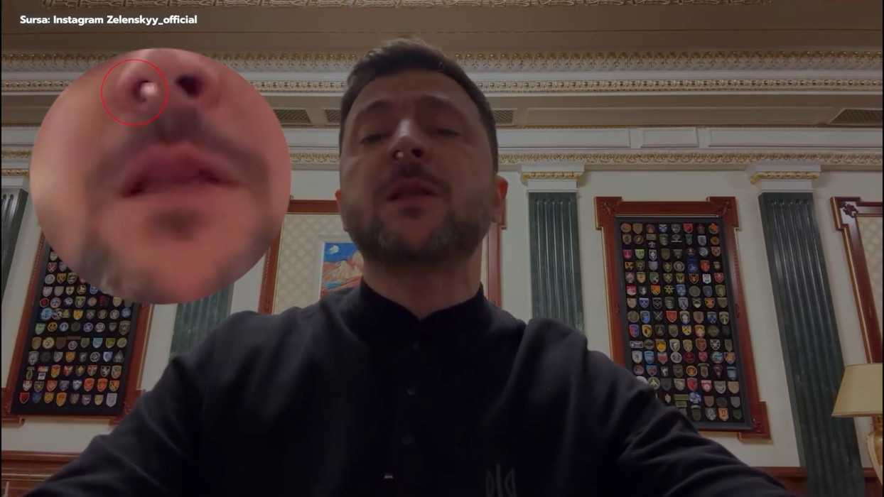 Moment bizar în timpul unui monolog oferit de Volodimir Zelensky. Ceva alb îi cade din nas, în timp ce vorbește