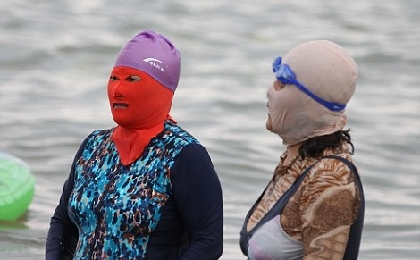 N-o să-ţi vină să crezi cum fac plajă chinezii! Imaginile te vor face să râzi cu până la lacrimi
