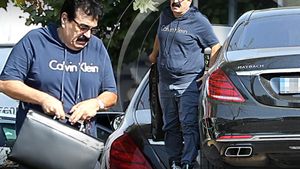 Multimilionarul irakian merge prin București ”sub acoperire”! Fiul lui (23 de ani) are mașini de 1 milion €, iar bogătașul se plimbă cu un Maybach de ”numai” 100 mii!