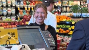 Tânăra din imagine şi-a luat un pachet de gume, dar a refuzat să achite la casele self pay. Motivul din spatele gestului bizar te poate pune pe gânduri