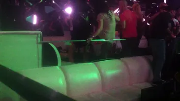 Si-a facut de cap in club pana la cinci dimineata. In lipsa unui partener, Rocsana Marcu a dansat cu..piciorul prietenei sale!