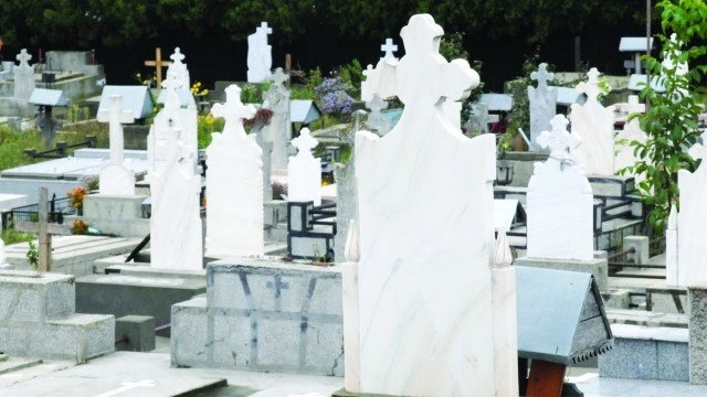 Sinucidere înfiorătoare în Prahova! Şi-a tăiat gâtul lângă mormântul soacrei! Care este cumplitul motiv 