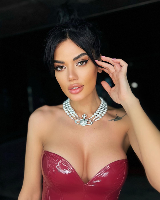 Olga Barcari are 36 de ani și susține, în spațiul public, că tunde și vopsește dinainte să fie majoră (Foto: Instagram)